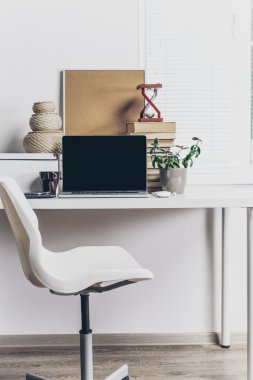 Bilgisayar ile şık çalışma alanı