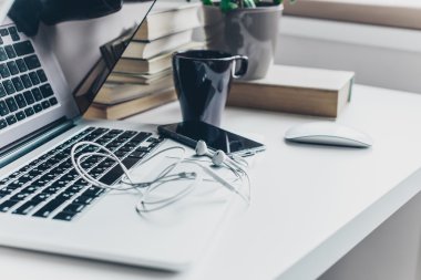 Bilgisayar ile şık çalışma alanı