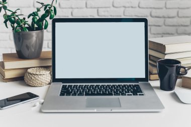 Bilgisayar ile şık çalışma alanı