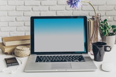 Bilgisayar ile şık çalışma alanı