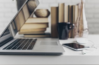 Bilgisayar ile şık çalışma alanı