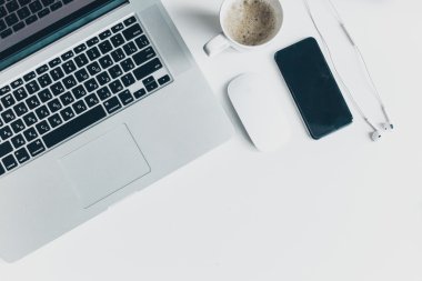 Bilgisayar ile şık çalışma alanı