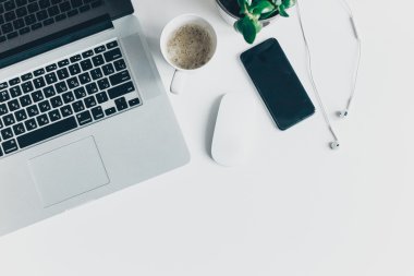 Bilgisayar ile şık çalışma alanı