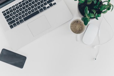 Bilgisayar ile şık çalışma alanı