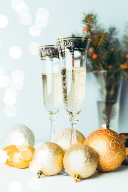 Parlak zemin üzerine şampanya bardağı