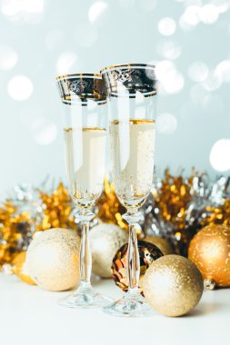 Parlak zemin üzerine şampanya bardağı