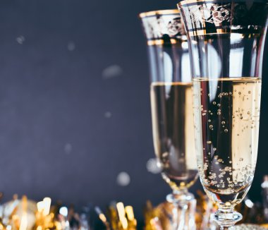 Parlak zemin üzerine şampanya bardağı