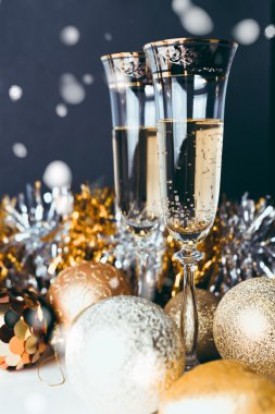 Parlak zemin üzerine şampanya bardağı