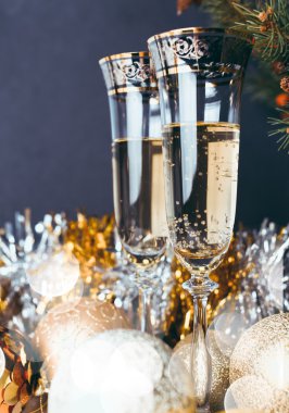 Parlak zemin üzerine şampanya bardağı