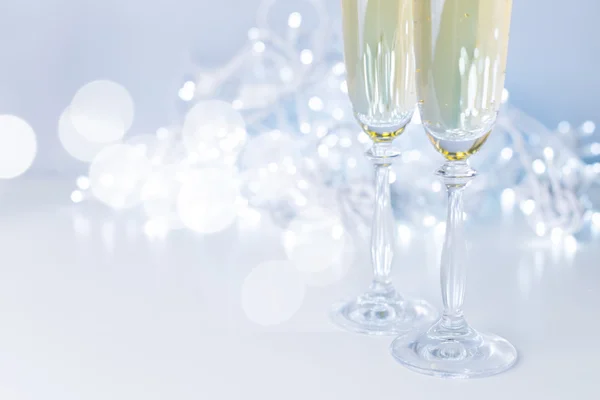 Champagneglazen op fonkelende achtergrond — Stockfoto