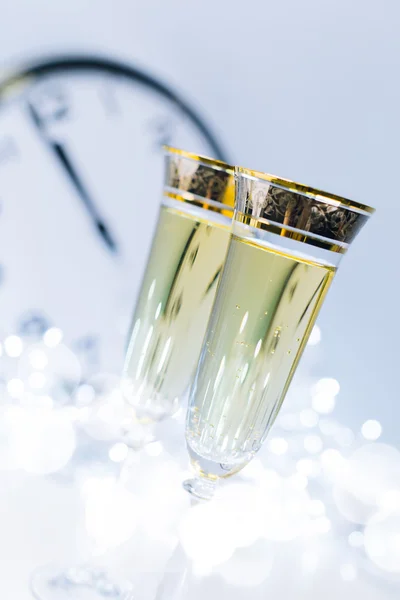 Vintage Fotoğraf şampanyalarla holiday lights ve saat gece yarısına yakın karşı gözlük — Stok fotoğraf