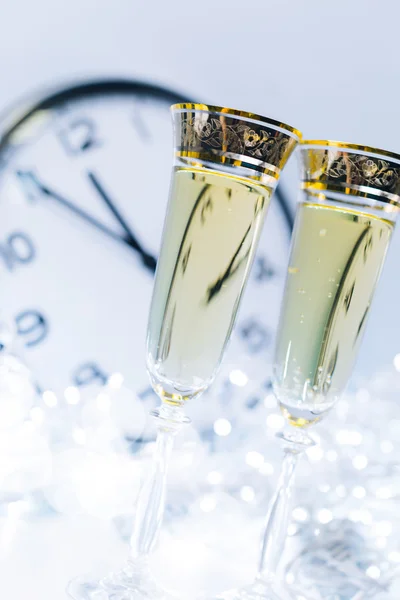 Vintage Fotoğraf şampanyalarla holiday lights ve saat gece yarısına yakın karşı gözlük — Stok fotoğraf