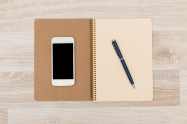 İşyerinde bir masada Üstten Görünüm