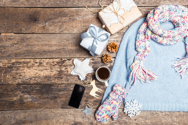 Зимняя одежда на деревянном фоне
.