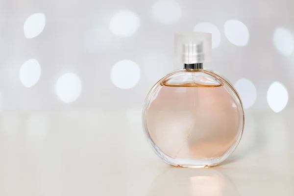 Różnych butelek perfum kobiety — Zdjęcie stockowe