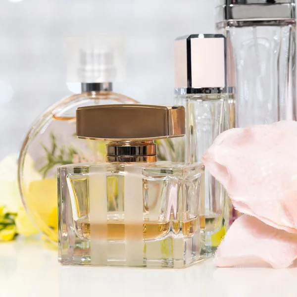 Várias garrafas de perfume de mulher — Fotografia de Stock