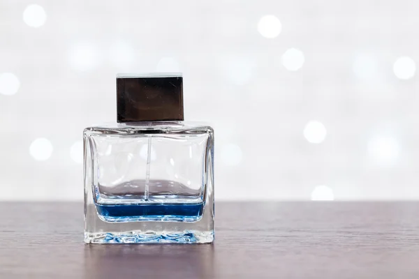 Olika flaskor av kvinna parfym — Stockfoto