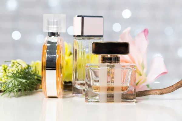 Verschillende flessen van vrouw parfum — Stockfoto