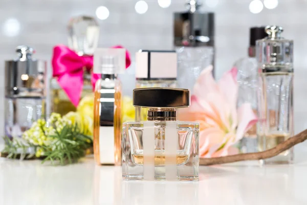 Verschillende flessen van vrouw parfum — Stockfoto