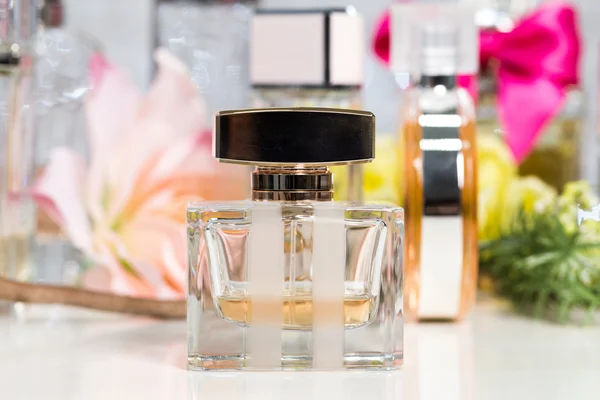 Verschillende flessen van vrouw parfum — Stockfoto