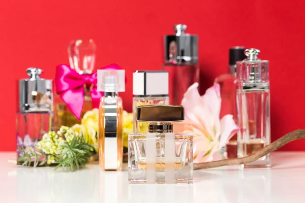 Różnych butelek perfum kobiety — Zdjęcie stockowe