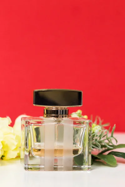Verschillende flessen van vrouw parfum — Stockfoto