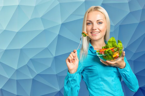 Girl eating fresh vegetable salad — Stock Photo, Image