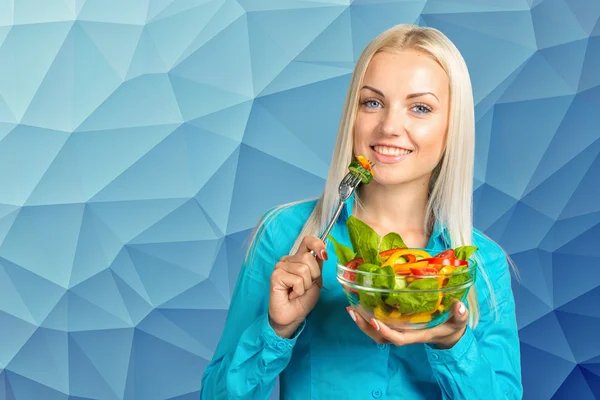 Menina comendo salada de legumes frescos — Fotografia de Stock