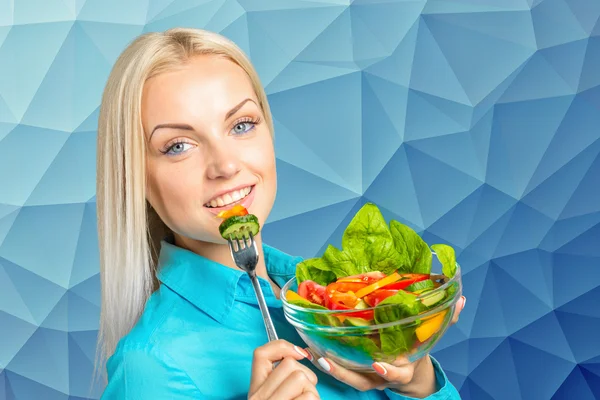 Дівчина їсть свіжий овочевий салат — стокове фото