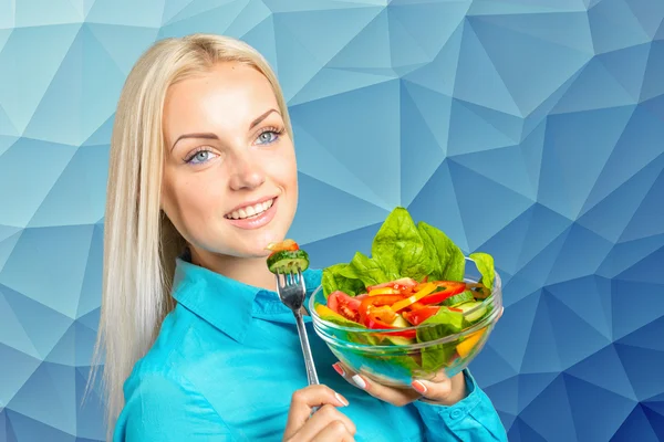 Дівчина їсть свіжий овочевий салат — стокове фото
