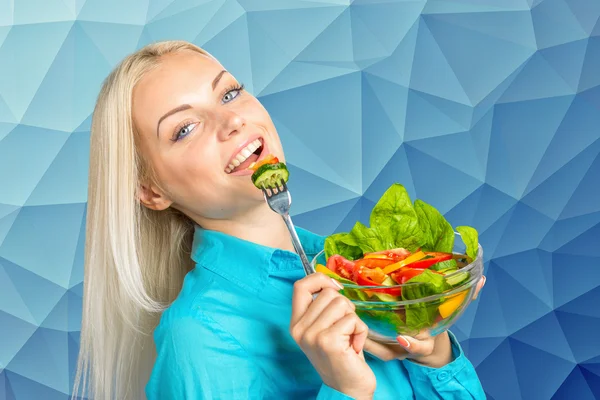 Menina comendo salada de legumes frescos — Fotografia de Stock