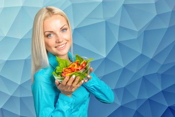 Menina comendo salada de legumes frescos — Fotografia de Stock