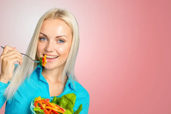 Girl eating fresh vegetable salad — Stock Photo, Image