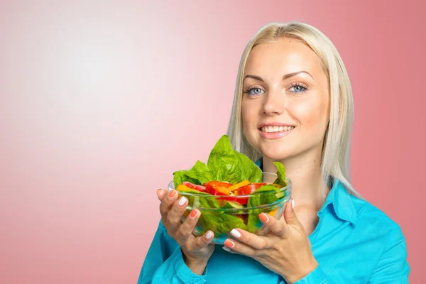 女孩吃新鲜的蔬菜沙拉 — 图库照片