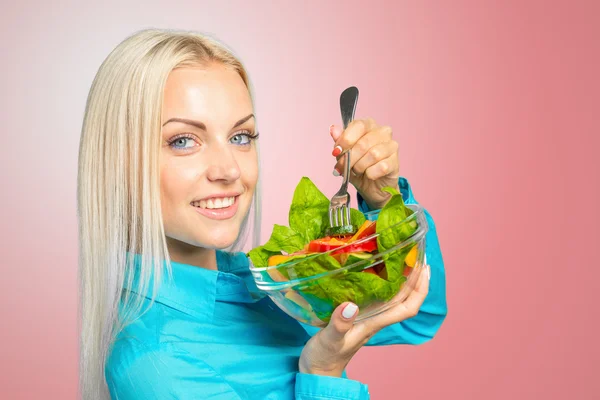 Tjej äter färska grönsakssallad — Stockfoto