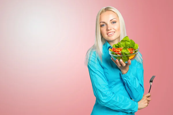 Menina comendo salada de legumes frescos — Fotografia de Stock