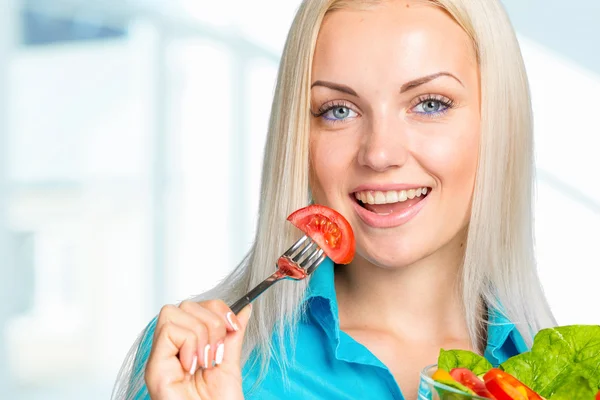 Menina comendo salada de legumes frescos — Fotografia de Stock