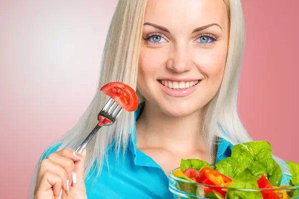 Menina comendo salada de legumes frescos — Fotografia de Stock