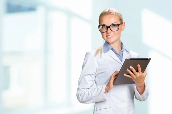 Sorrindo médico mulher em vestido médico — Fotografia de Stock