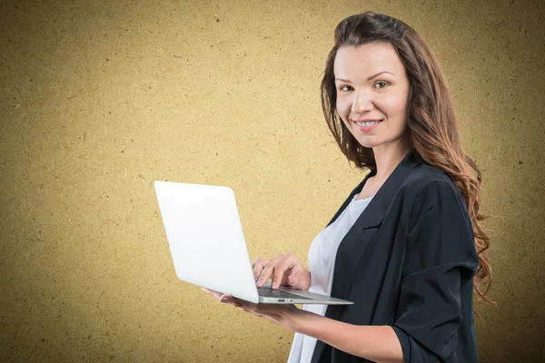 Jovem bela morena mulher segurando laptop — Fotografia de Stock