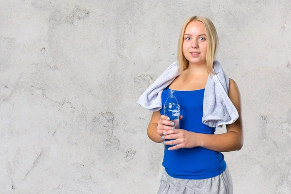 Junge Frau lächelt — Stockfoto