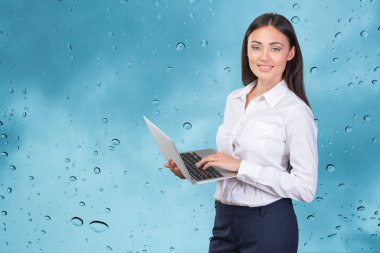 kadın kucaklama dizüstü bilgisayar, o işini seviyor