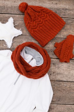 Ahşap arka plan üzerinde Triko.