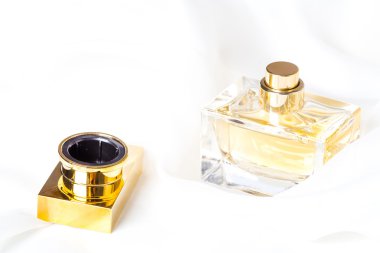 parfüm şişeleri yelpazesi