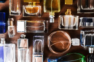 parfüm şişeleri yelpazesi