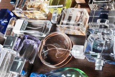 parfüm şişeleri yelpazesi