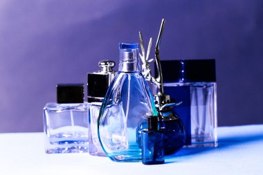 parfüm şişeleri yelpazesi