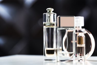 parfüm şişeleri yelpazesi
