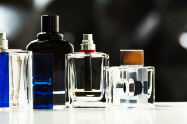 parfüm şişeleri yelpazesi