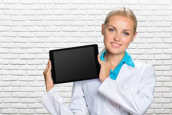 Женщина-врач показывает свой чистый планшет — стоковое фото